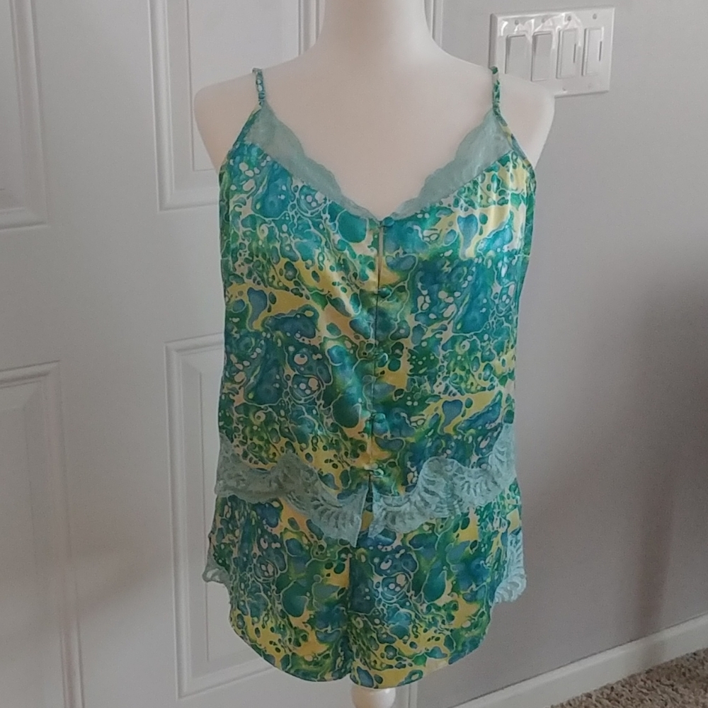 💗CLOSET CLEAR OUT💗
Valerie Stevens 2 Pc Cami/Shorts Set Large